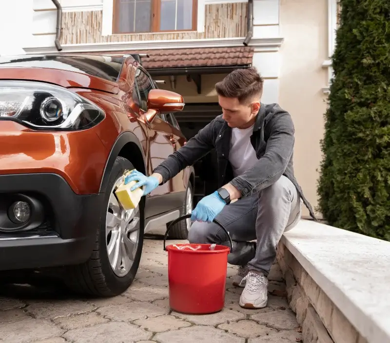 Lavage auto à domicile Pellevoisin : professionnel intervenant sur un véhicule